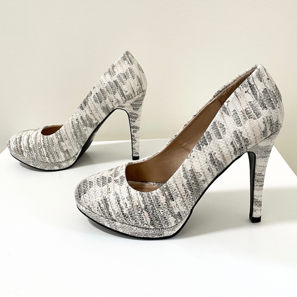 CHARLOTTE RUSSE Women's Faux Snakeskin Pumps